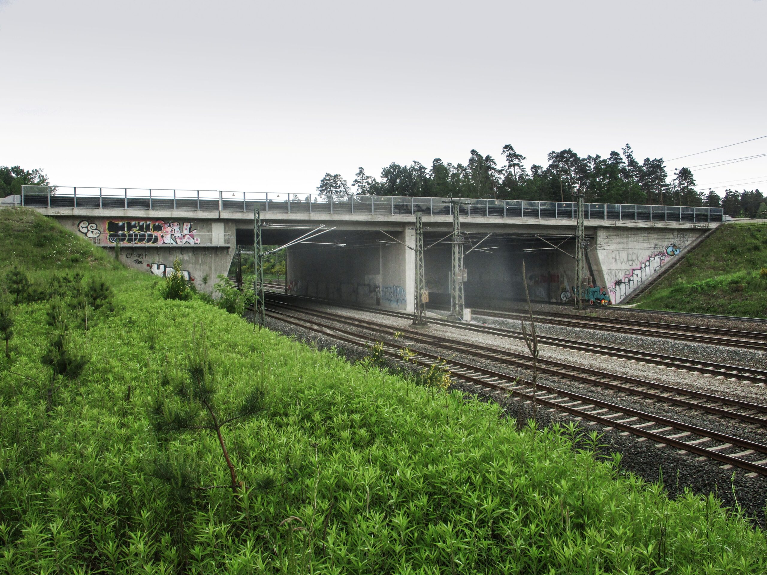 Prüfung der Autobahnbrücke 792e über sechsspurige DB-Strecke